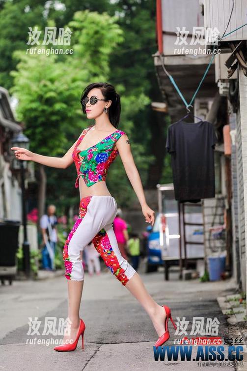 AISS爱丝(黄金版) - 想看更多？跟着亚美依的最新修女美图，开启新宠之旅！