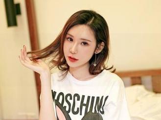 Feilin嗲囡囡 – Emily尹菲发来网袜图包，高清到下面一折一折都看得清！