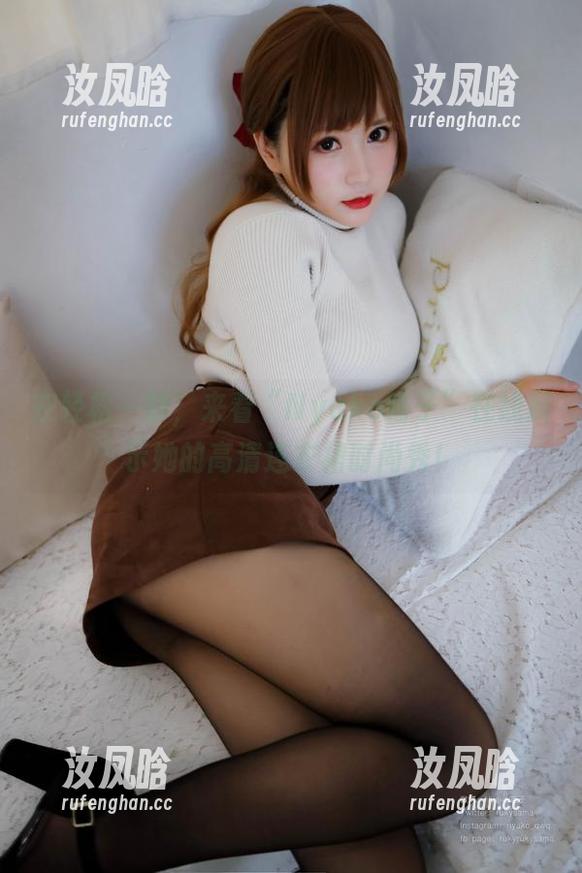 在轻松一刻，来看“Nyako喵子”在线展示她的高清连衣裙时尚秀！