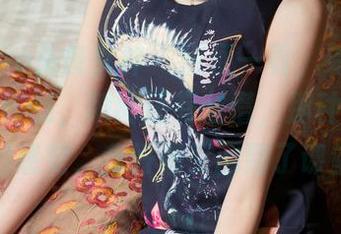TouTiao头条女神 – 随便一看，易阳的全套校服作品，瞬间还有些懵，那种“丑萌”的感觉，我好像又回到了课堂…