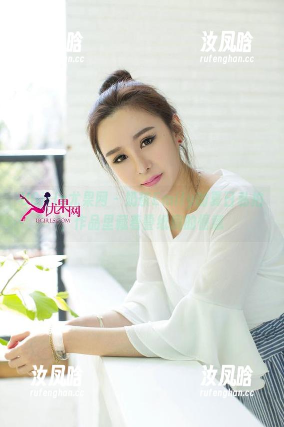 UGirls尤果网 - 奶茶Emily的夏日私拍，作品里藏着叠纸扇的惬意