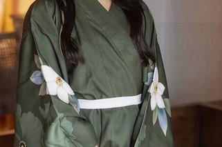 Xiuren秀人网 – 小蛮妖_honey的泳装写真：好像又不小心被淹没在水波里了，咳咳。