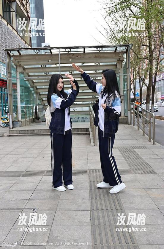 Xiuren秀人网 - 来自月野兔美妞的写真更新：你见过“女神”躺在沙发上吃薯片吗？