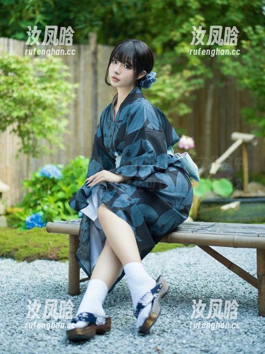 瑜伽的优雅翻转，yuuhui玉汇在私房中演绎，嗯…姿势好像还可以再绿一丢丢？