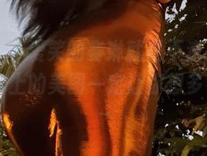 微密圈 – 不爱笑的赛琳就是不走寻常路，5.17嘉宾上的美图一定让你想多下载几张～