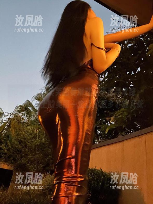 微密圈 - 不爱笑的赛琳就是不走寻常路，5.17嘉宾上的美图一定让你想多下载几张～