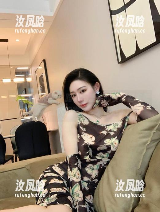 微密圈 - 私拍之路，不爱笑的赛琳居家美图唤醒了我的购物欲，太会选了吧！