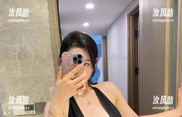 微密圈 - 更新新图片，不爱笑的赛琳：我再用心看你们一眼，哼！