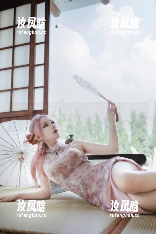 酒吧迷雾里的仙女月，她的赛博写真挺有意味的。