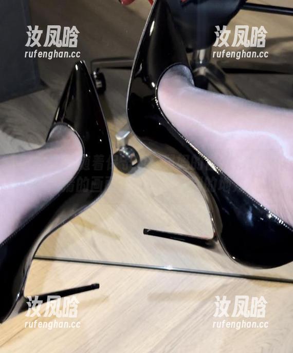微密圈 - 随着保守的二舅妈的白衬衫飘动，高清的画面让我飘到了别的地方。