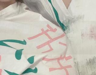 倦倦喵剧场：原图里的少女，眼神带着些许戏谑的倦怠