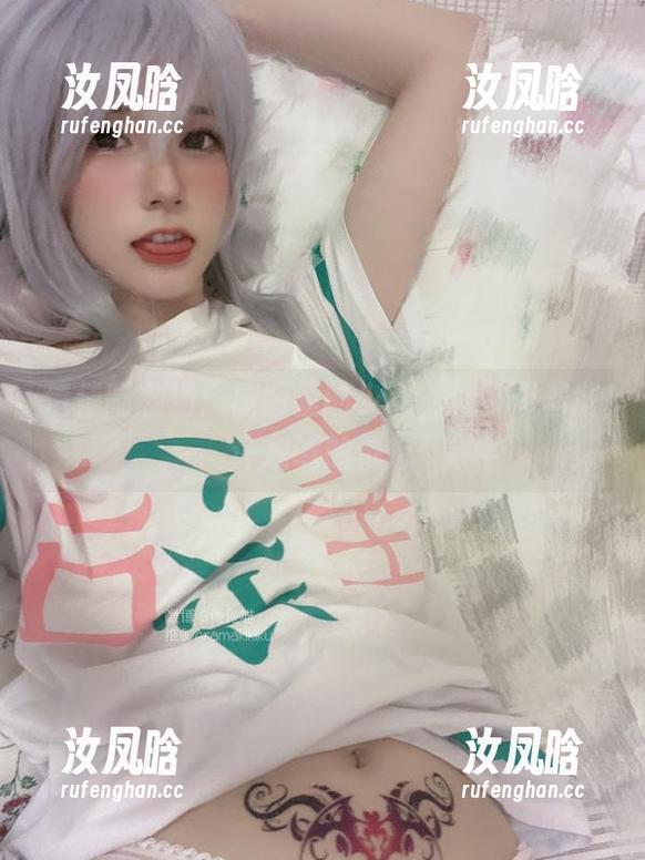 倦倦喵剧场：原图里的少女，眼神带着些许戏谑的倦怠