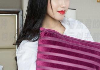 克拉女神 – 度过了多少次看孟君的皮衣时光，图包带来的每一张暗示似乎都在发光。