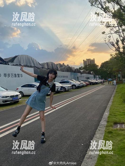 大肉丸Amiee的校服图包，高清画质，细节到你会想要调皮