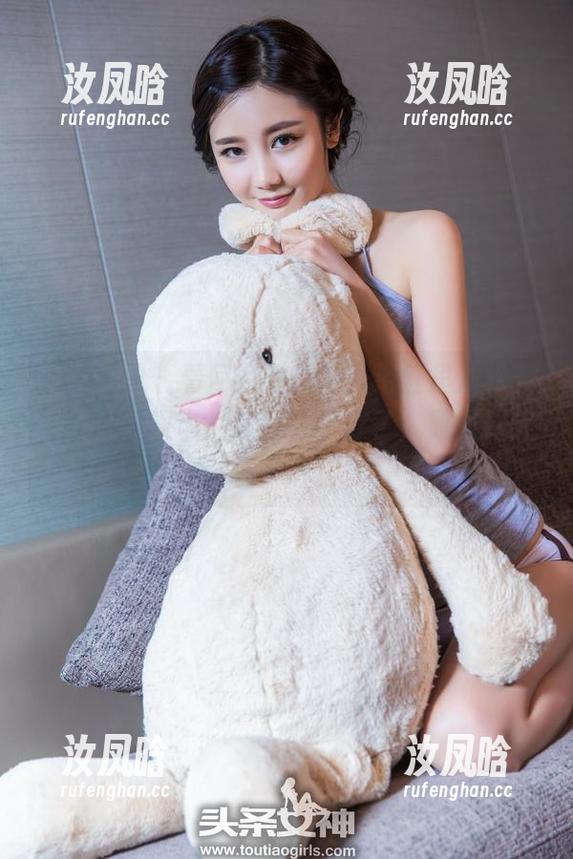 头条女神 - 看何娇娇在粉黛浴缸里放松，差点让我误以为改行做水疗了！原图，随便下载！