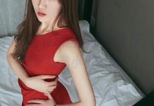 头条女神 – 福利原图刷到刘菲菲，棉袜的搭配让我小小惊讶！