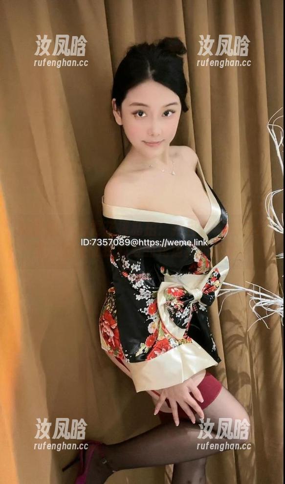 微密圈 - 奶雯花裙私拍：把自己藏在花丛中，顺便让我心爱的花边裙也露脸。