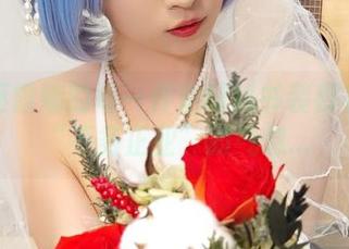 小女巫露娜的每一件定制秘书装都有一种“不务正业”的气息…