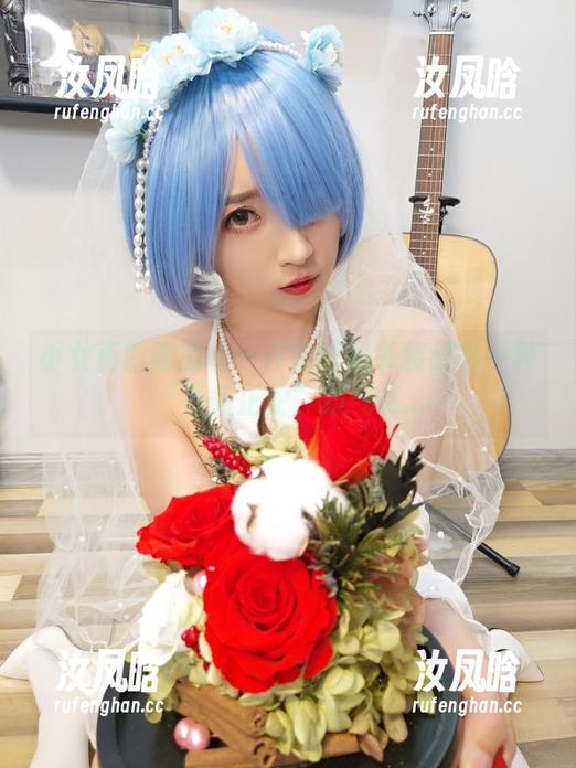 小女巫露娜的每一件定制秘书装都有一种“不务正业”的气息...