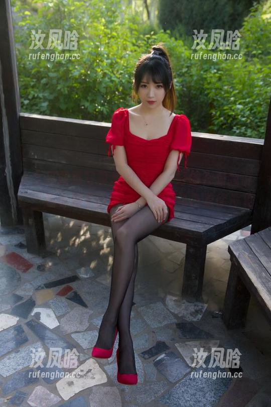 小女巫露娜写真里的内衣，好像在对我说：“我也是个coser，只是角色是你没见过的吧。”