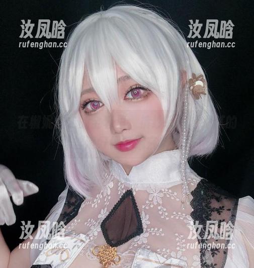 在椒妮佐仁的全套里，裤纱轻舞，细腻的丝滑好像暗藏玄机。