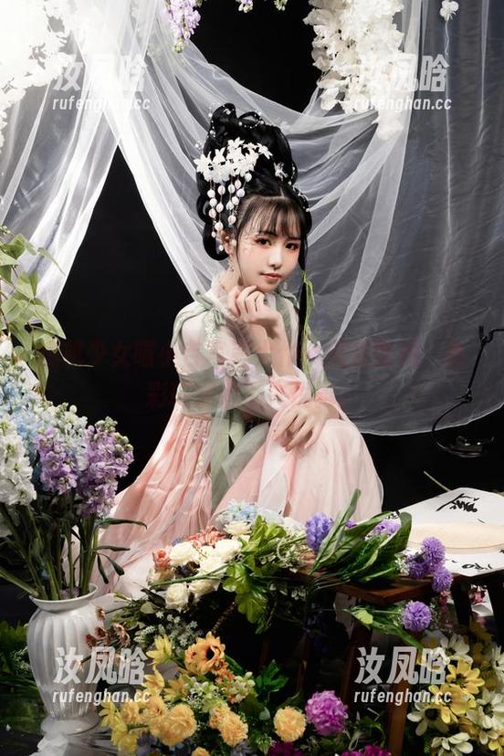 爆机少女喵小吉写真大作：风花雪月，色彩斑斓但不失优雅。