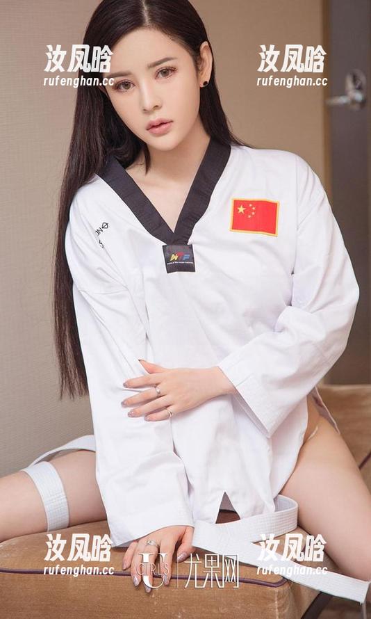 爱尤物 - 短裙随风摇摆，李依然把高清写真变成了一种诱惑。