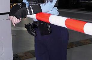 秀人网 – 冷月yuer写真集：短裙里的每一缕风，下载吧，别再犹豫。