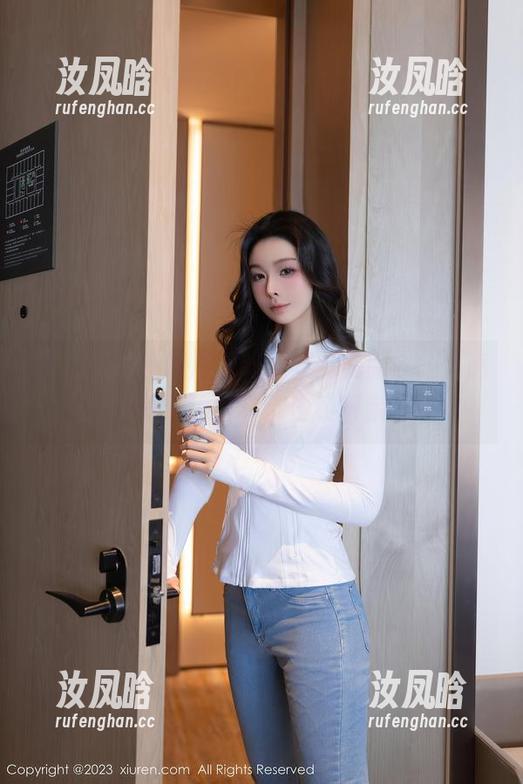 秀人网 - 看周周不吃香菜的礼服合集，高清画质，让细节都生动得亲切。