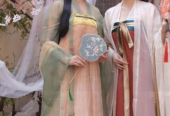 秀人网 – 注意！入校要求——周慕汐学妹写真：一分钟前还在拼命翻书，下一秒就变成了完美模特！