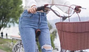 秀人网 – 周慕汐的黑丝写真，看着这美腿，我差点以为自己在梦里游荡。