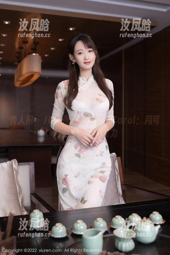 秀人网 - JK套图里的土肥圆Carol：用可爱姿态来对抗重力