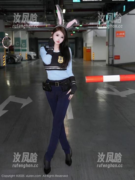 秀人网 - 无圣光里，草莓zz的粉色真相——颠覆想象的写真体验