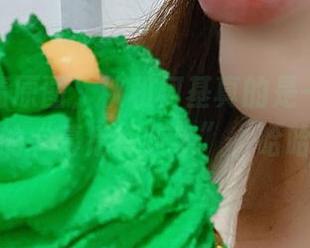 看这高清原图，秋和柯基真的是一只兔女郎的“幕后摔跤手”，哈哈！