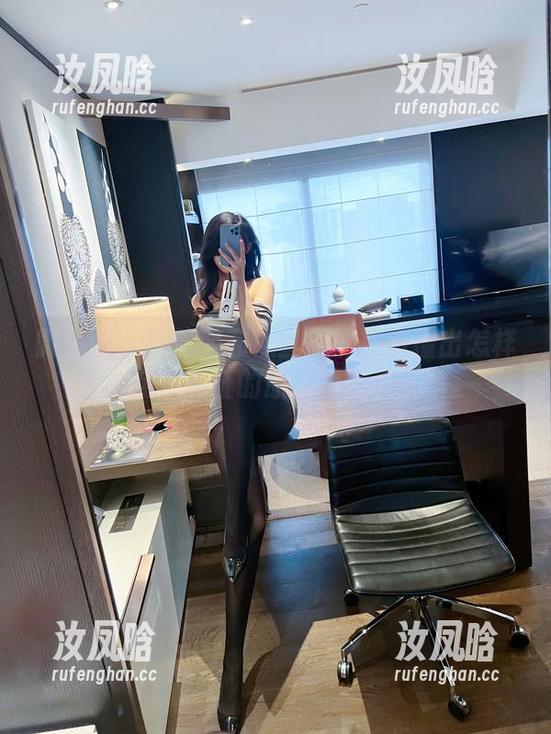 微密圈 - 抹胸装和黑丝网洞袜碰撞出怎样的火花？葛征的原图里藏着答案。