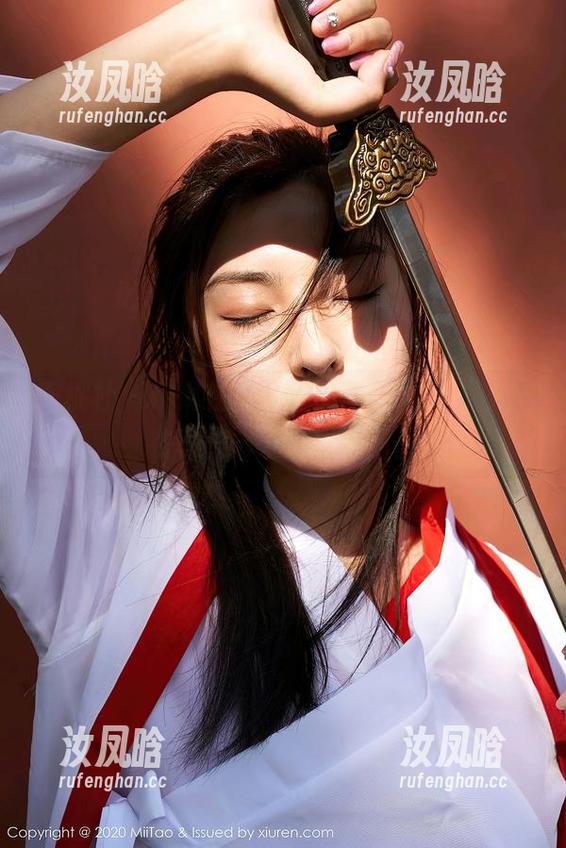 蜜桃社 - 伊琳在天台上的最新图集，像是在写一封未寄出的信。