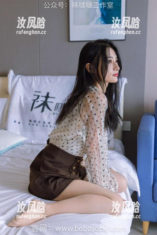 袜啵啵 - 当甜甜圈遇上五指袜：黑丝轮廓下的美妙资源