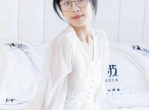 袜啵啵 – 稚予以咖啡丝贯穿了整个图集，我只想说，脚尖加固能不能设计成我的穿搭法宝？