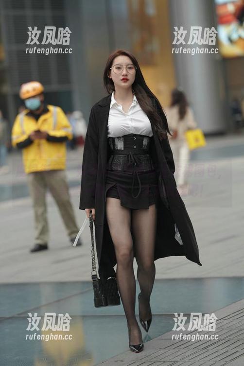 魔镜街拍 - 婷婷的白色吊带连衣裙图包，黑丝美腿一键下载，快来收藏吧！