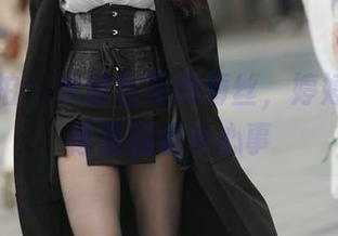 魔镜街拍 – 灰裙包臀和薄丝，婷婷的写真像是藏着小心事