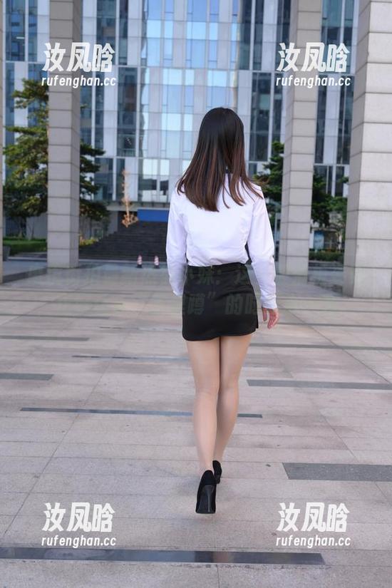 魔镜街拍最新热裤小妹：这一波滑板姿势，正好让人“家里蹲”的时候心一亮。
