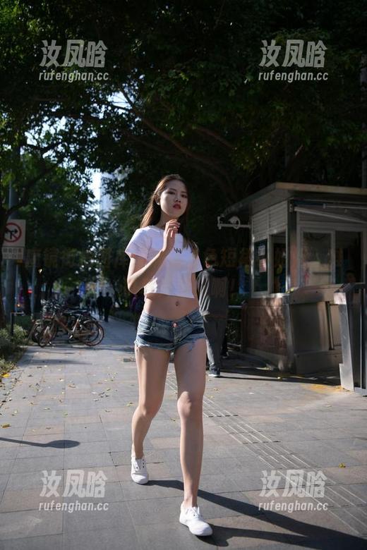 魔镜街拍图库：满满白色短裙小姐姐，难以移开双眼啊！